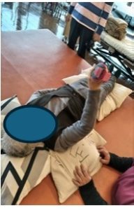 重りを持ち可動域訓練を行う