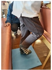 右足上げて、左足踵上がらず右側（中殿筋）が弱い