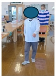 両上肢の振り、大きな歩幅が自然と行えている