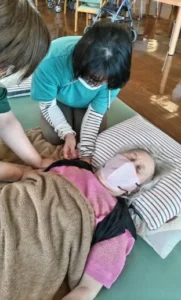 右肩の外旋と肩甲骨の内転と下制方向へ動かしてアライメント修正。