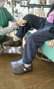 股関節の中間位で下肢の筋トレ