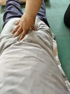 ステップ3：うつ伏せ姿勢と腰背部のチェック
