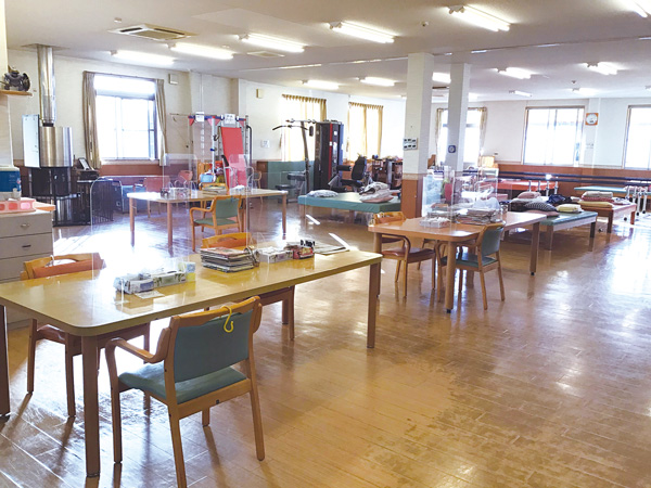 利用者様がレクリエーションや食事を楽しむ開放的なメインホール（クリックで拡大表示）