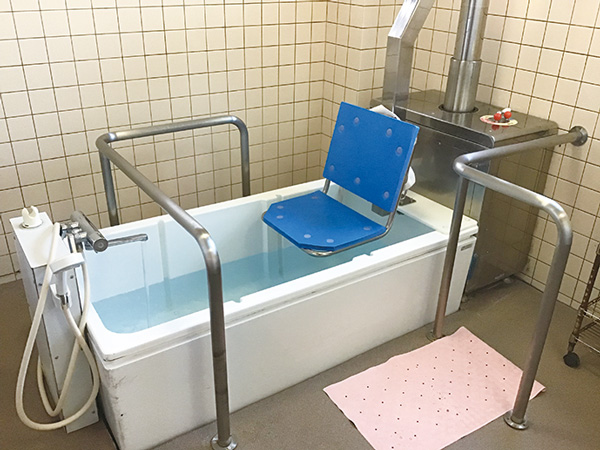 浴室設備。座ったまま入浴できるシャワーチェアと安全手すりを設置。