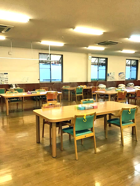 デイサービスセンター6号館のレクリエーションや食事で使用する多目的テーブル